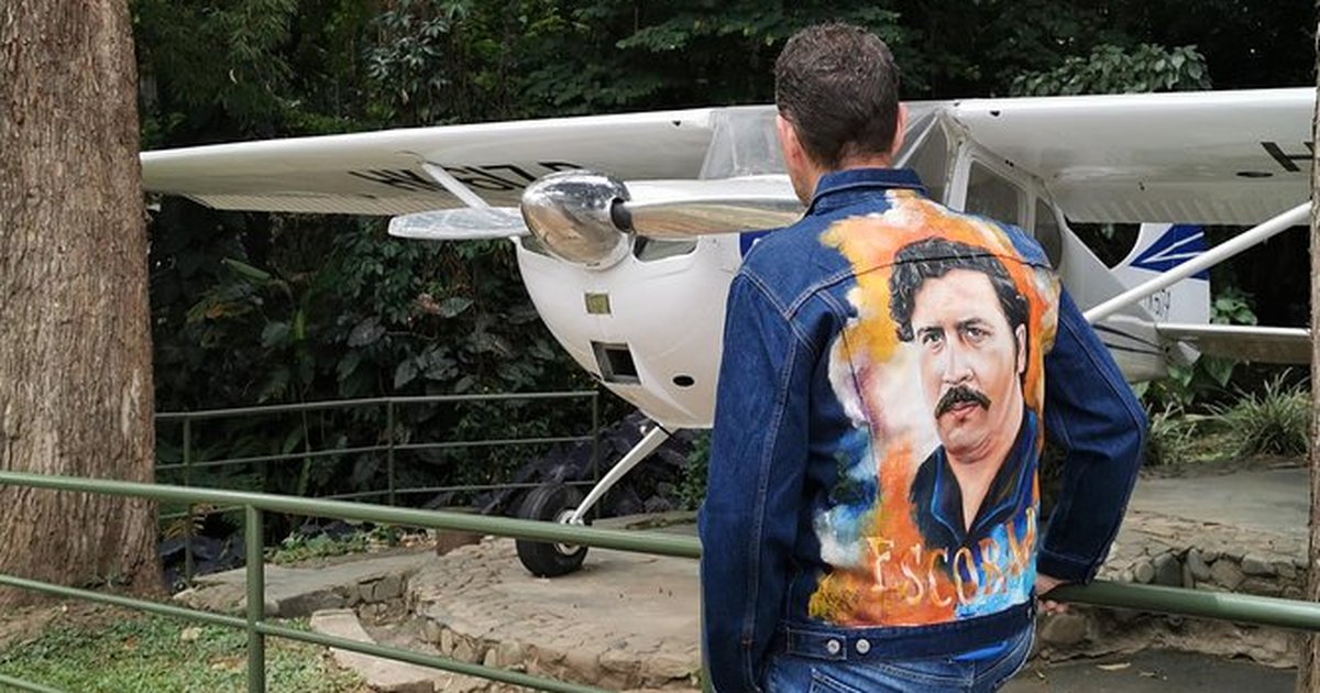 foto real museo pablo escobar interior carros avioneta